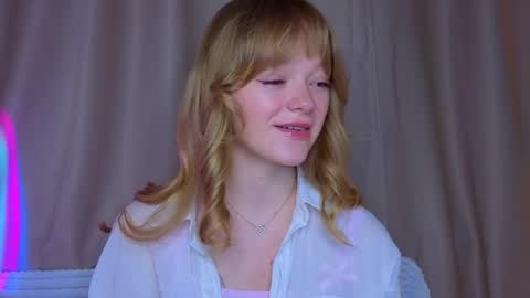Snapshot of jewellhogan chatting on 05-14-26, 08:15 Gwen online show from 05-14-26, 08:15