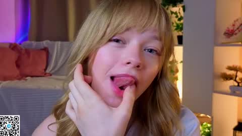 Snapshot of jewellhogan chatting on 05-17-26, 09:11 Gwen online show from 05-17-26, 09:11