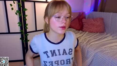 Snapshot of jewellhogan chatting on 05-24-26, 08:14 Gwen online show from 05-24-26, 08:14