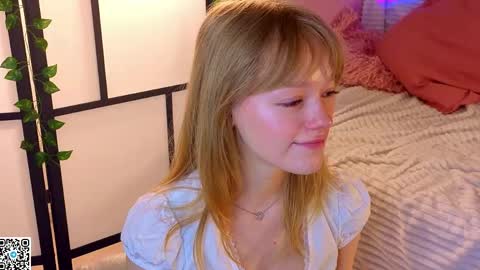 Snapshot of jewellhogan chatting on 05-27-26, 08:17 Gwen online show from 05-27-26, 08:17