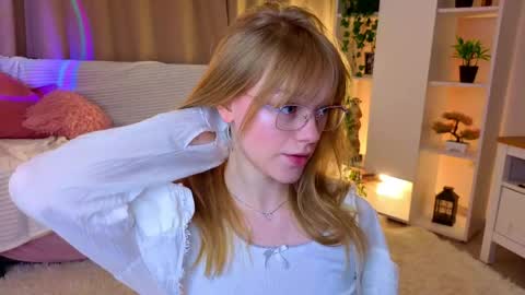 Snapshot of jewellhogan chatting on 05-28-26, 08:17 Gwen online show from 05-28-26, 08:17