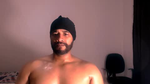 Snapshot of jho173027 chatting on 11-22-25, 01:37 En moreno online show from 11-22-25, 01:37