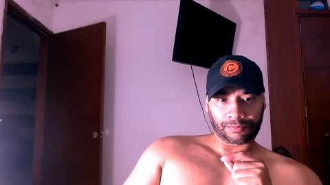 Snapshot of jho173027 chatting on 12-14-25, 01:05 En moreno online show from 12-14-25, 01:05