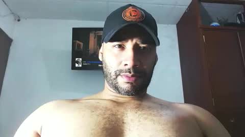 Snapshot of jho173027 chatting on 12-15-25, 01:10 En moreno online show from 12-15-25, 01:10