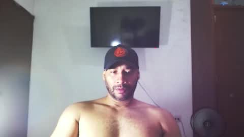 Snapshot of jho173027 chatting on 12-15-25, 04:33 En moreno online show from 12-15-25, 04:33