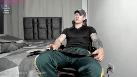 Snapshot of jhonny_macallan chatting on 12-15-25, 10:25 Jhonaiker online show from 12-15-25, 10:25