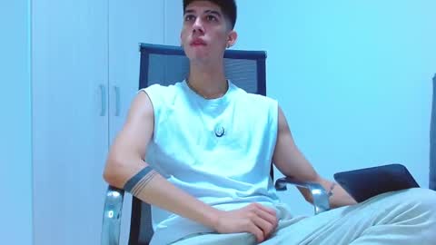 Snapshot of jhony_sex3 chatting on 10-28-25, 04:05 jhony_sex3 online show from 10-28-25, 04:05