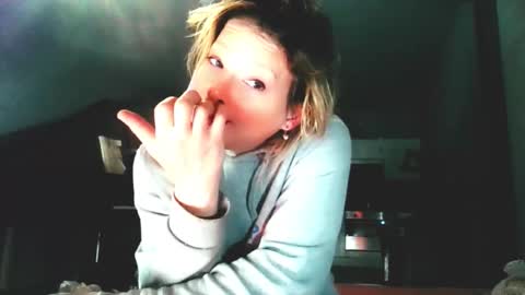 Snapshot of jhopeftw chatting on 11-01-25, 09:39 Anya online show from 11-01-25, 09:39