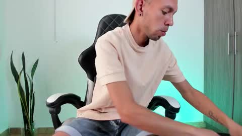 Snapshot of jhors_silv chatting on 10-05-25, 04:27 Jhors online show from 10-05-25, 04:27