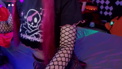 Snapshot of jiglipuf chatting on 10-25-25, 01:02 online show from 10-25-25, 01:02