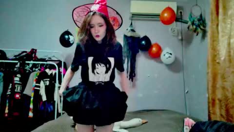 Snapshot of joanna_tompsonlove0 chatting on 10-19-25, 12:00 Joannatompson online show from 10-19-25, 12:00