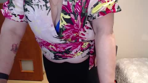 Snapshot of joannaandneighbour chatting on 03-03-25, 01:31 Joanna and Greg online show from 03-03-25, 01:31