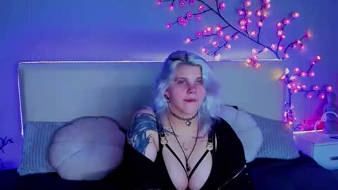 Snapshot of joannlowes chatting on 09-10-25, 10:10 Joann online show from 09-10-25, 10:10