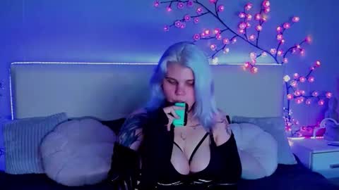 Snapshot of joannlowes chatting on 10-16-25, 07:26 Joann online show from 10-16-25, 07:26