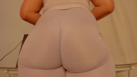 Snapshot of joanyo_brown chatting on 12-14-25, 01:00 joanyo_brown online show from 12-14-25, 01:00