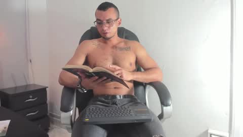 Snapshot of johan_miller1 chatting on 11-22-25, 01:21 johan online show from 11-22-25, 01:21