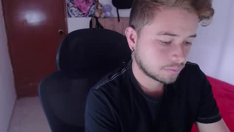 Snapshot of johanleonsweetboy chatting on 10-30-25, 04:41 JOHAN independient model online show from 10-30-25, 04:41