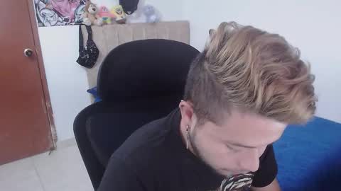 Snapshot of johanleonsweetboy chatting on 11-21-25, 01:54 JOHAN independient model online show from 11-21-25, 01:54