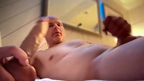 bisexual King  online show from 12-19-25, 08:43