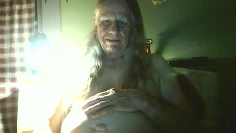 johnnieq1971 online show from 04-28-26, 02:27