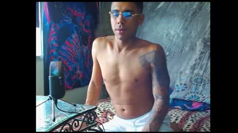 Snapshot of jonesjoness15 chatting on 10-21-25, 07:03 jonesjoness15 online show from 10-21-25, 07:03