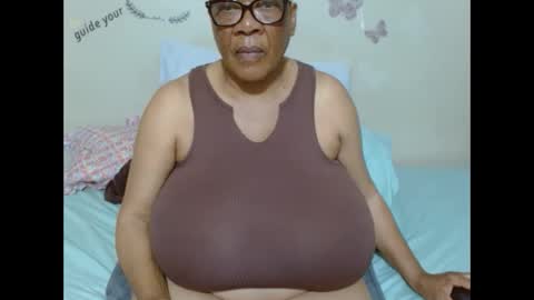 Snapshot of joycemando chatting on 09-19-25, 07:36 DairyQueen online show from 09-19-25, 07:36