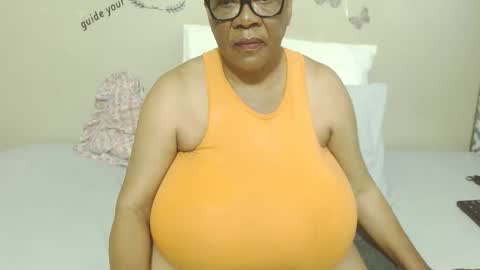 Snapshot of joycemando chatting on 10-08-25, 06:22 DairyQueen online show from 10-08-25, 06:22