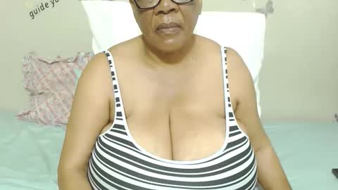 Snapshot of joycemando chatting on 10-14-25, 05:30 DairyQueen online show from 10-14-25, 05:30