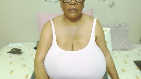 Snapshot of joycemando chatting on 10-21-25, 07:36 DairyQueen online show from 10-21-25, 07:36