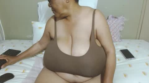 Snapshot of joycemando chatting on 11-16-25, 06:30 DairyQueen online show from 11-16-25, 06:30