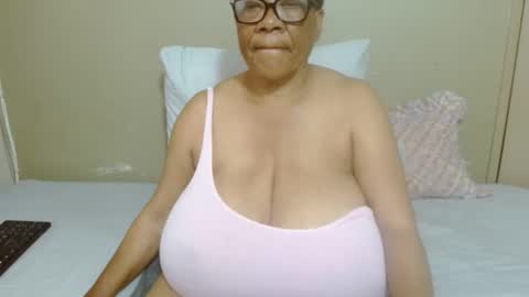 Snapshot of joycemando chatting on 11-19-25, 07:41 DairyQueen online show from 11-19-25, 07:41