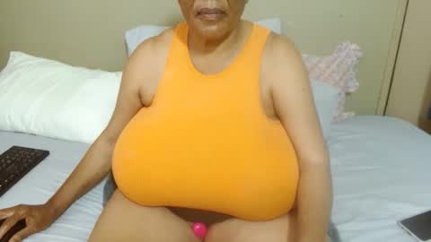 Snapshot of joycemando chatting on 11-20-25, 10:48 DairyQueen online show from 11-20-25, 10:48