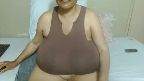 Snapshot of joycemando chatting on 11-25-25, 02:00 DairyQueen online show from 11-25-25, 02:00