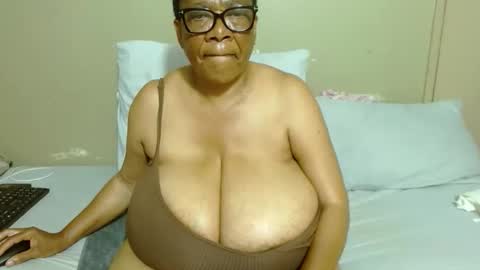 Snapshot of joycemando chatting on 11-30-25, 03:10 DairyQueen online show from 11-30-25, 03:10