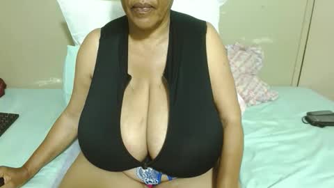 Snapshot of joycemando chatting on 12-02-25, 02:06 DairyQueen online show from 12-02-25, 02:06