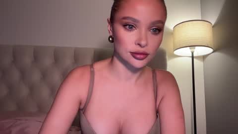 Snapshot of js_girls chatting on 01-31-25, 06:03 Jennie and Sophia online show from 01-31-25, 06:03