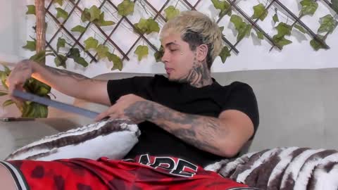 juan_alvarez18 online show from 02-04-25, 06:14