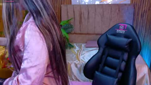 Snapshot of juanita_tay chatting on 06-05-26, 11:27 JUANITA online show from 06-05-26, 11:27