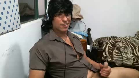 Snapshot of juanito2727 chatting on 12-21-24, 05:03 amor online show from 12-21-24, 05:03