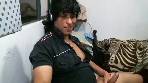 Snapshot of juanito2727 chatting on 12-22-24, 04:06 amor online show from 12-22-24, 04:06