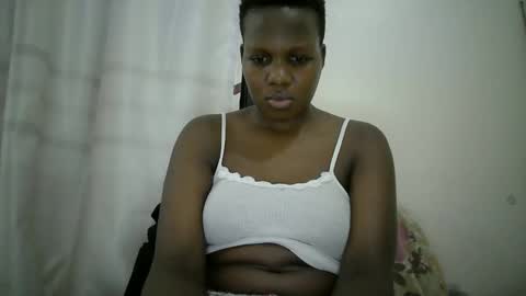 Snapshot of juicy_bella2 chatting on 10-25-25, 01:18 juicy_bella2 online show from 10-25-25, 01:18