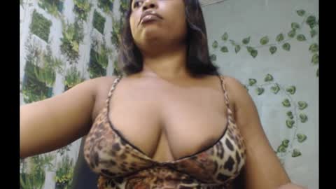 Snapshot of juicy_gold22 chatting on 01-18-25, 05:20 Mariagold online show from 01-18-25, 05:20