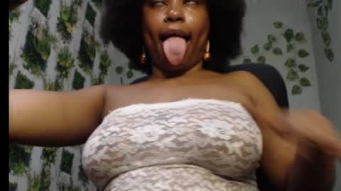 Snapshot of juicy_gold22 chatting on 02-07-25, 01:25 Mariagold online show from 02-07-25, 01:25