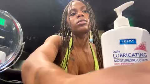 Snapshot of juicyexotic chatting on 01-31-25, 04:03 JuicyExotic online show from 01-31-25, 04:03