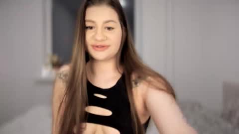 Snapshot of juicyhelenx chatting on 12-14-25, 03:39 Elena online show from 12-14-25, 03:39