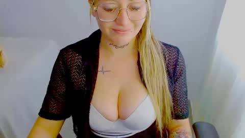 Snapshot of juli_69 chatting on 09-17-25, 05:36  Juliana Torres  online show from 09-17-25, 05:36