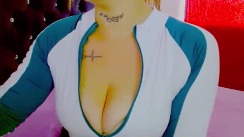 Snapshot of juli_69 chatting on 10-29-25, 07:48  Juliana Torres  online show from 10-29-25, 07:48