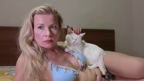 julia_giulia online show from 10-09-25, 08:51