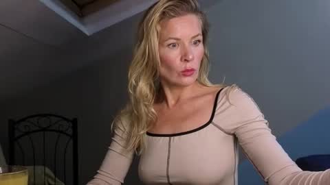 julia_giulia online show from 11-12-25, 07:57