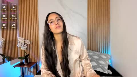 J U L IA   M A R T I N E Z online show from 04-17-26, 11:35